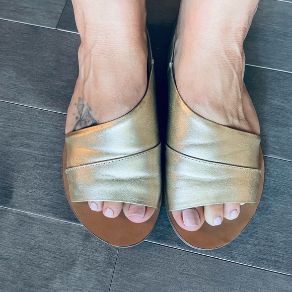Gold wrap style sandal - Picture 2 of 5